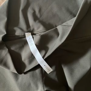 Lululemon crop pants. 29in ftop to bottom.  No tags but never worn.